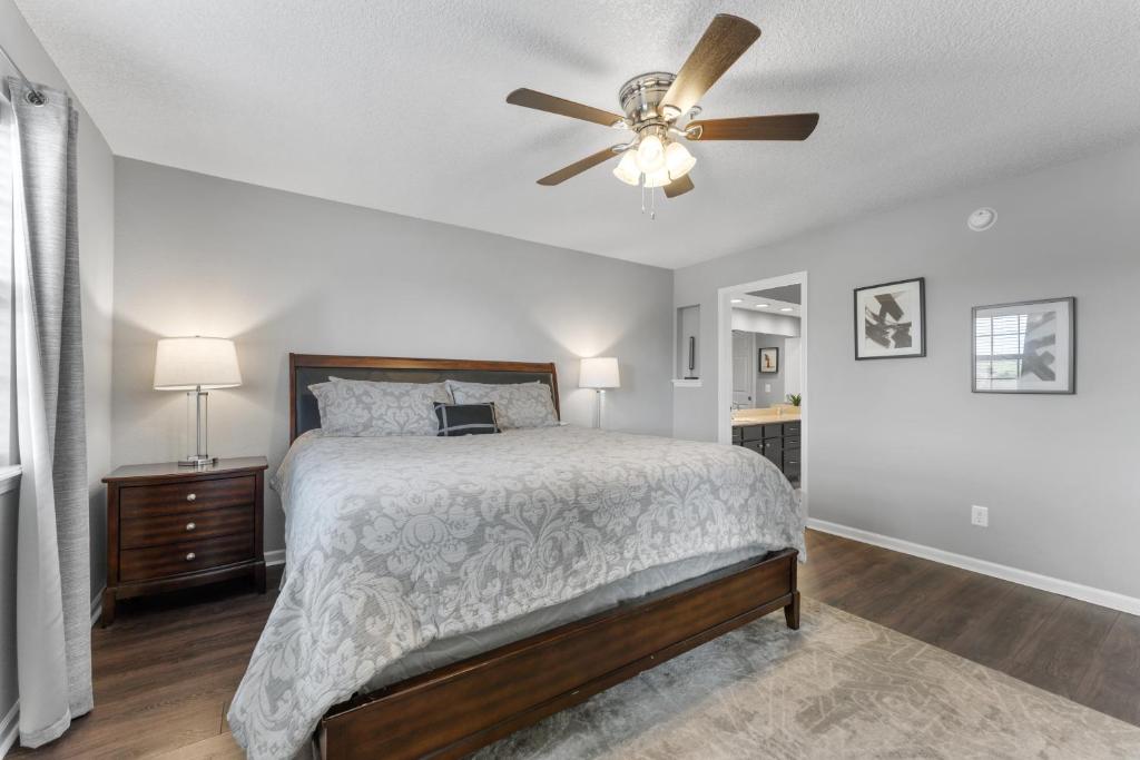 Free Daily Attractions coming April 15th! Spacious, Centrally located, 2 pools photo 3