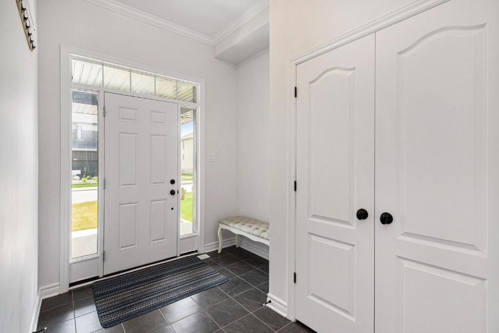 Fully Furnished 4 Bedroom House in Ottawa photo 2
