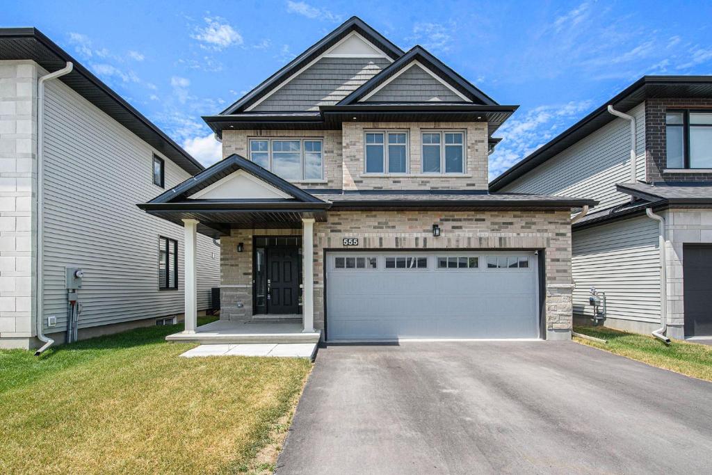Fully Furnished 4 Bedroom House in Ottawa photo 1