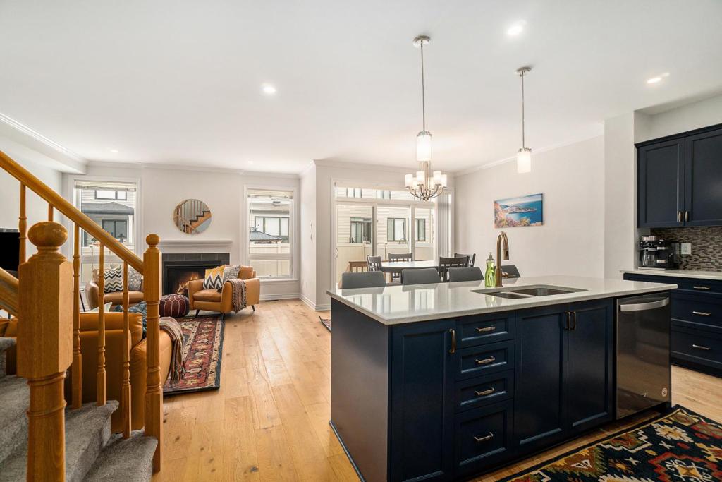 Fully Furnished 4 Bedroom House in Ottawa photo 3
