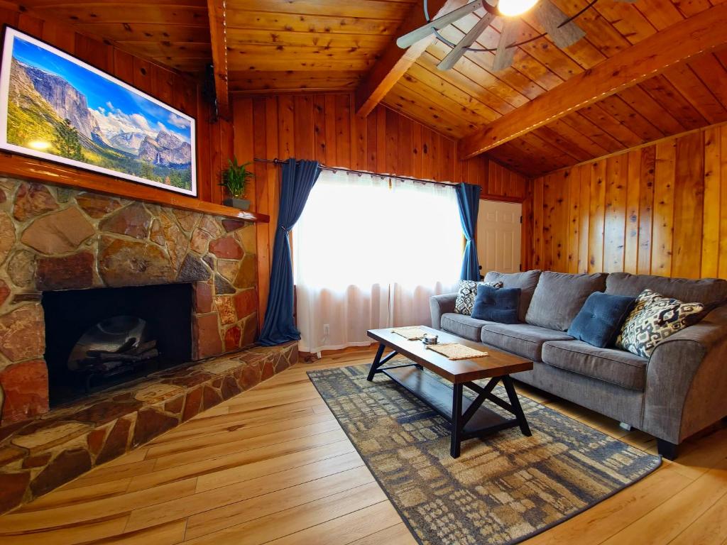 Rustic Yosemite Cottage-King Suite-Mountain Views photo 1
