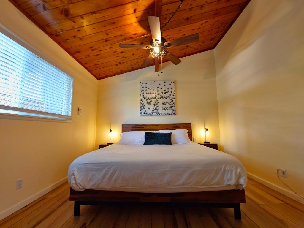 Rustic Yosemite Cottage-King Suite-Mountain Views photo 3