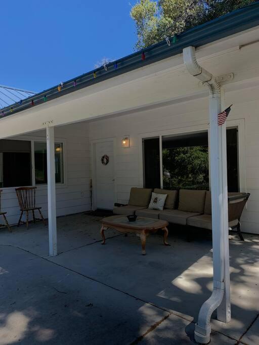 Modern mountain cottage near Yosemite photo 1