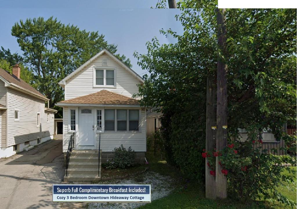 Cozy 3 Bedroom Downtown Hideaway Cottage with Complimentary Breakfast