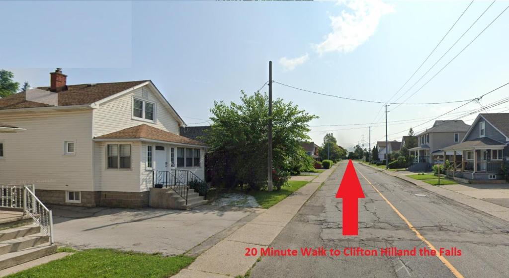 Cozy 3 Bedroom Downtown Hideaway Cottage with Complimentary Breakfast photo 2
