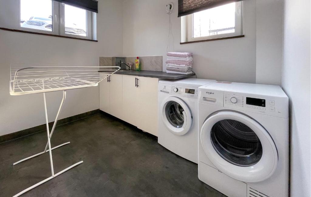 Amazing Apartment In Bors With Kitchen photo 2