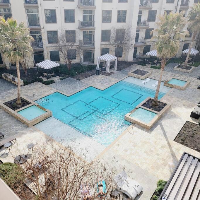 Relaxing Pool View Apt Reliant Stadium/Medical Center image