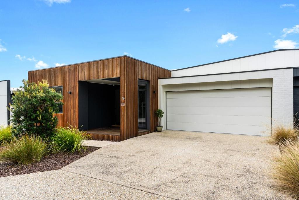 Best of both Worlds Inverloch photo 1