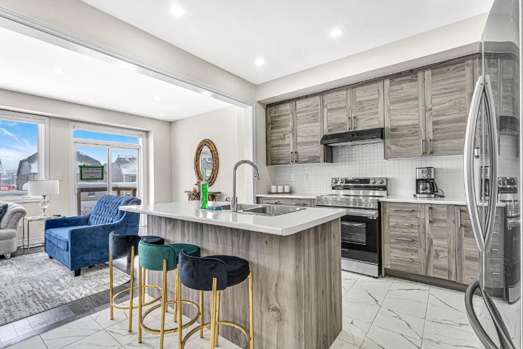 Designer Home in Niagara Falls photo 3