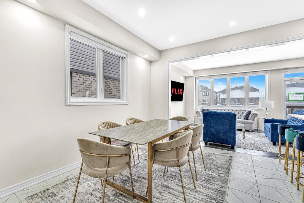 Designer Home in Niagara Falls photo 2