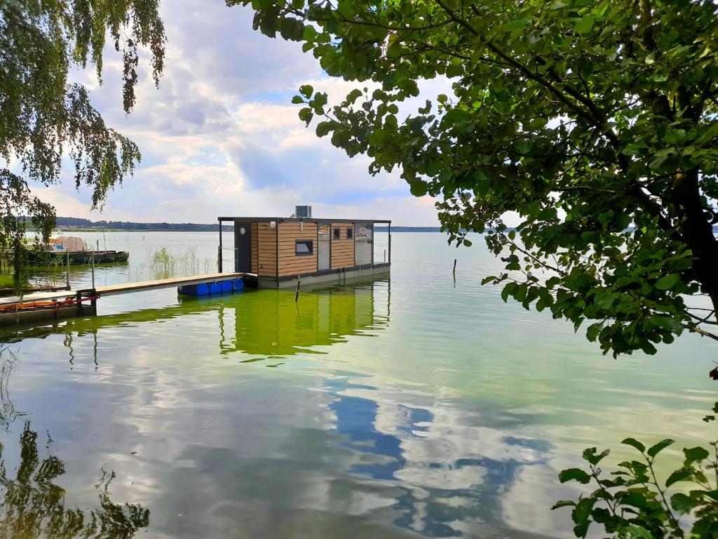 Hausboot am See