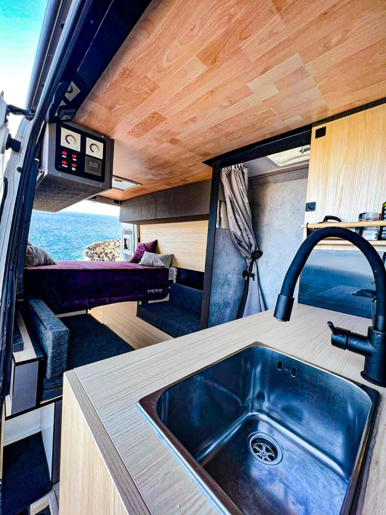 Camper Bronzita with Shower photo 1