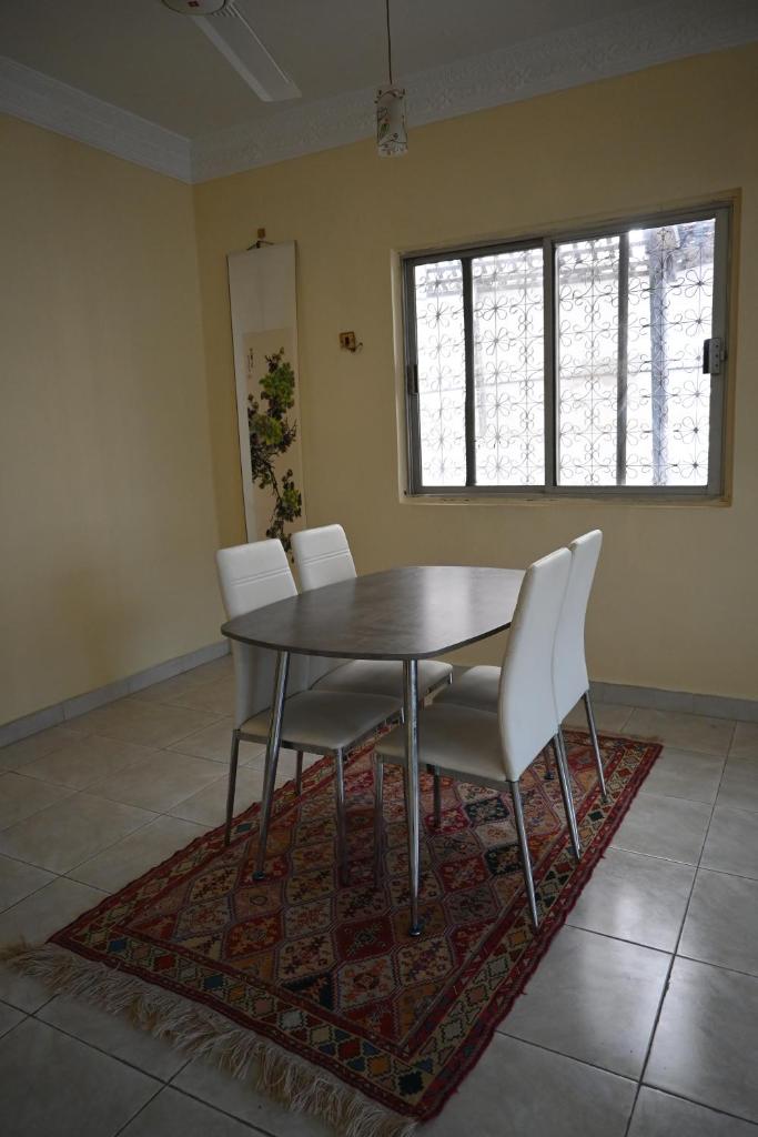 Stylish Hilltop King Bed Apartment with Free Parking and Wifi photo 3