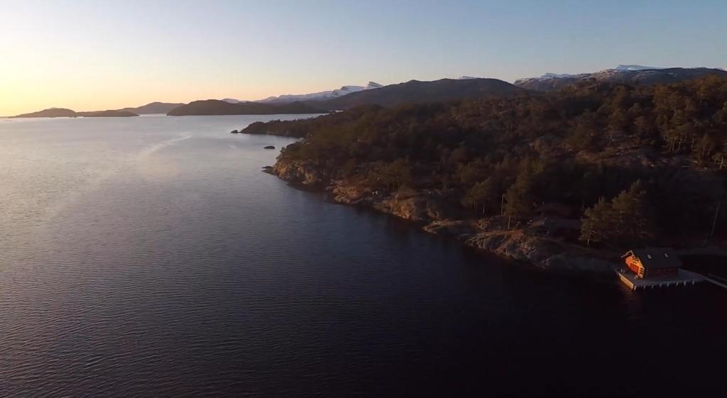 Flott hytte med panoramautsikt og privat strand photo 2