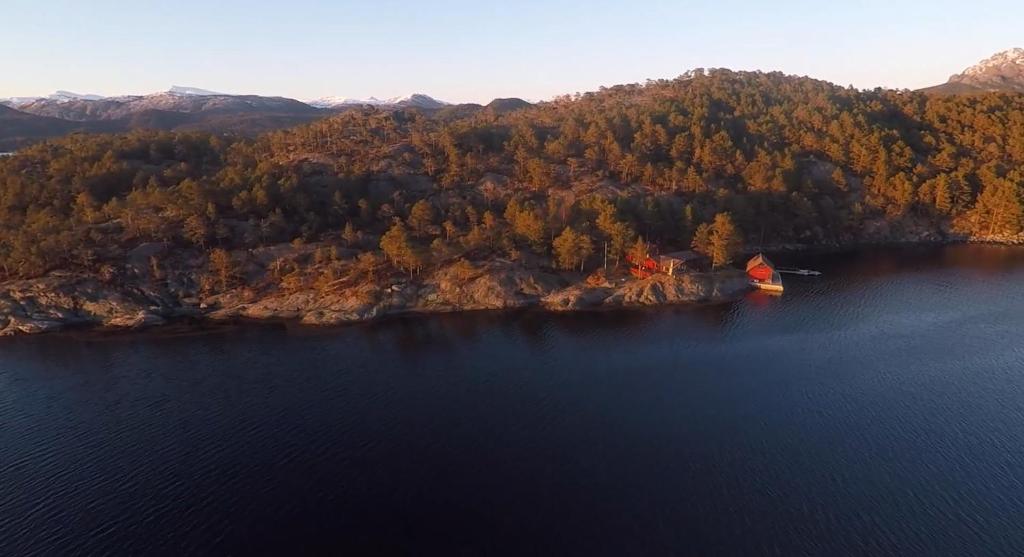 Flott hytte med panoramautsikt og privat strand photo 1