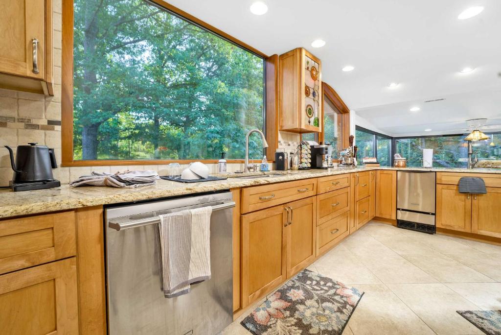 18 Acre Farm - Pickleball, Pond, Outdoor Kitchen photo 1