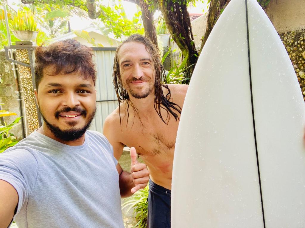 Surfing Waves Madiha photo 4