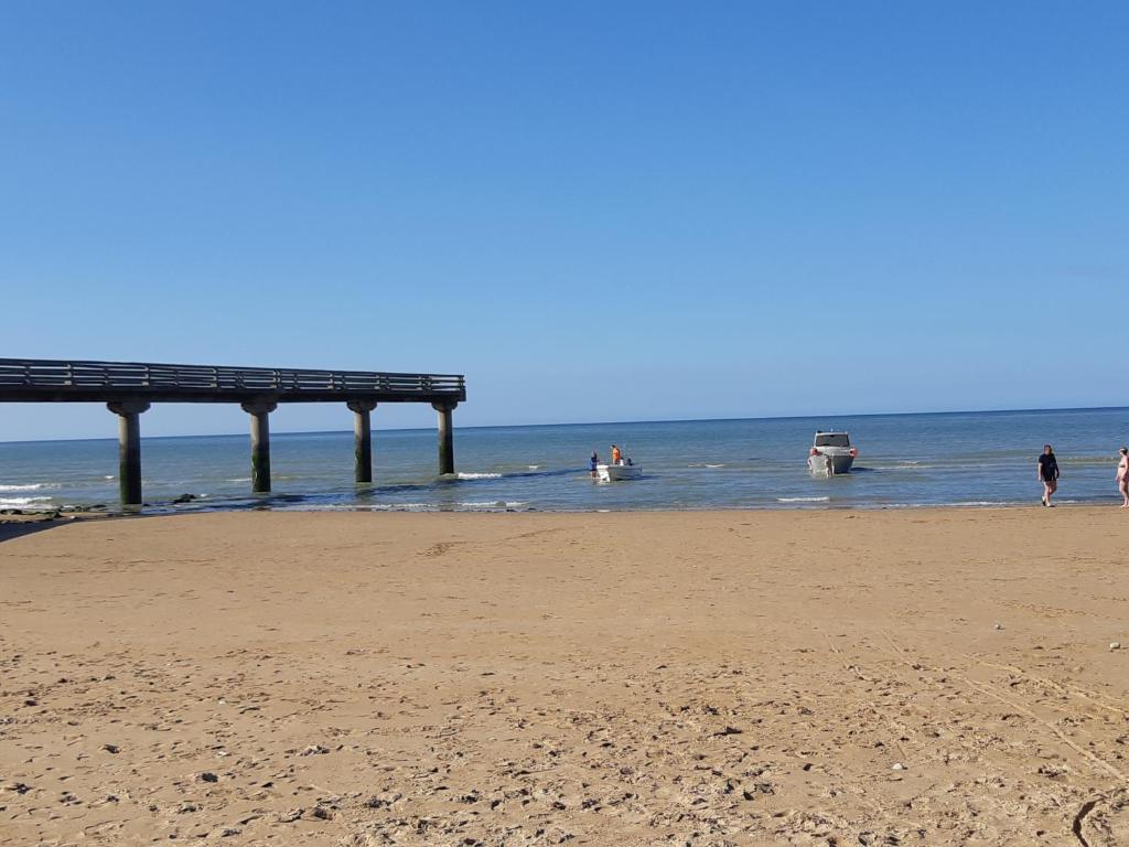 Grande maison , jardin,flipper,babyfoot, ping pong, 1 km mer, proche golf, Port en Bessin, Bayeux et plages du débarquement, adaptée enfants photo 4