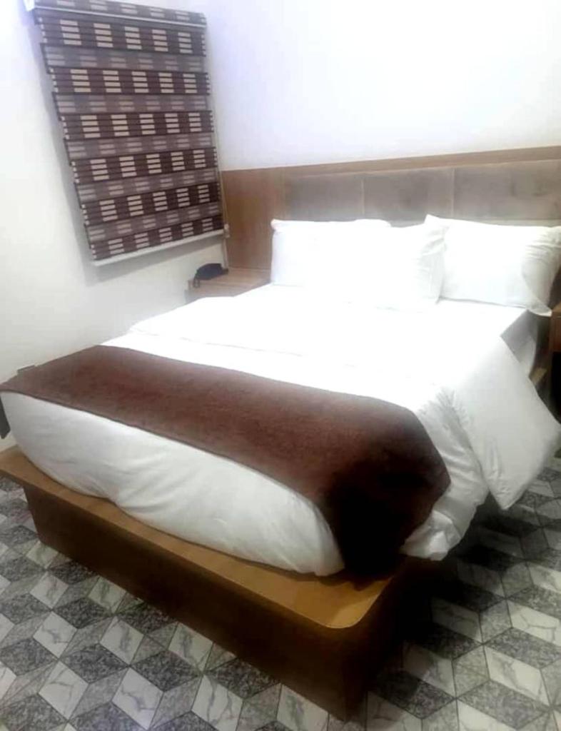 JACKSON'S COURT AND APARTMENT photo 3