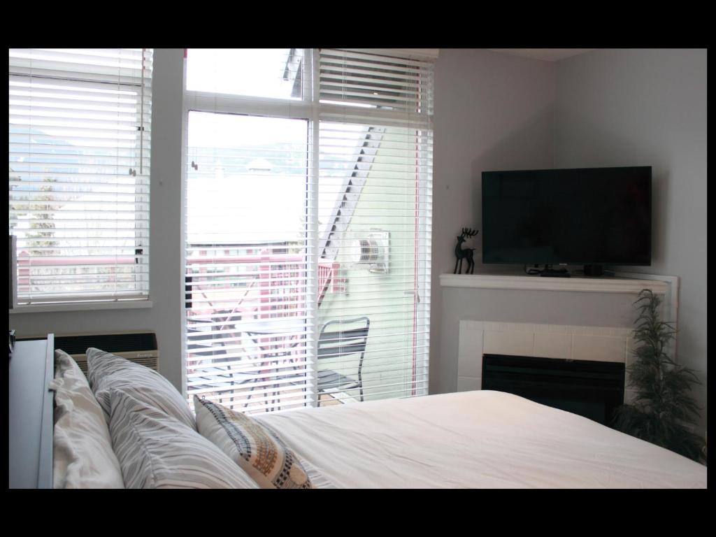 Bright Whistler Village Getaway w/ pool & hot tub photo 2