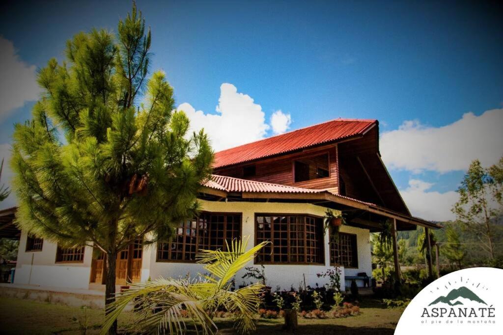 Casa al pie de la montaña