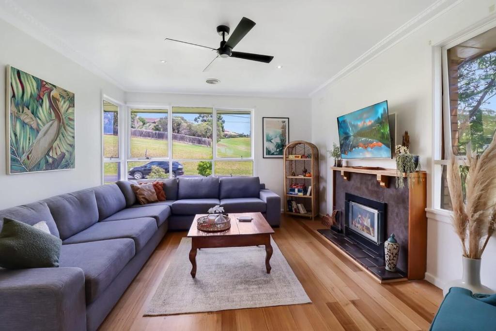 Scenic Serenity Large Family Home in Geelong photo 1