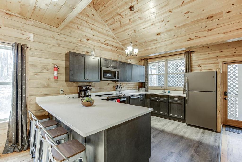 Fantastic Family Cabin w Firepit photo 1