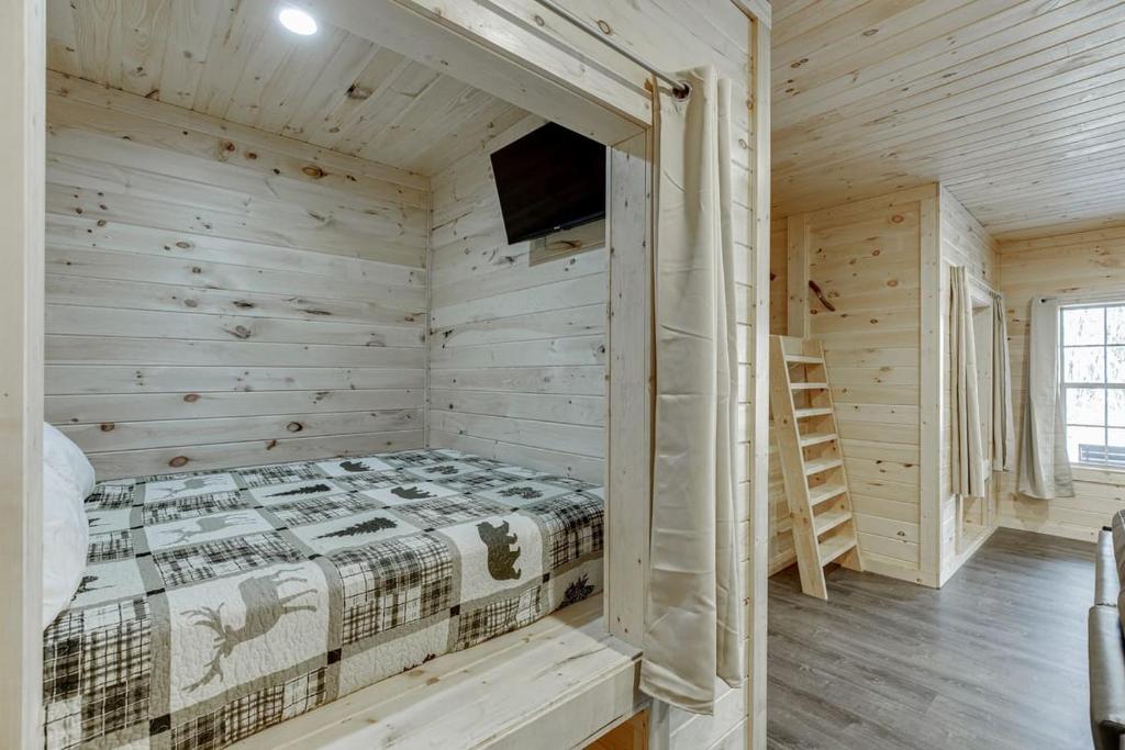 Fantastic Family Cabin w Firepit photo 4