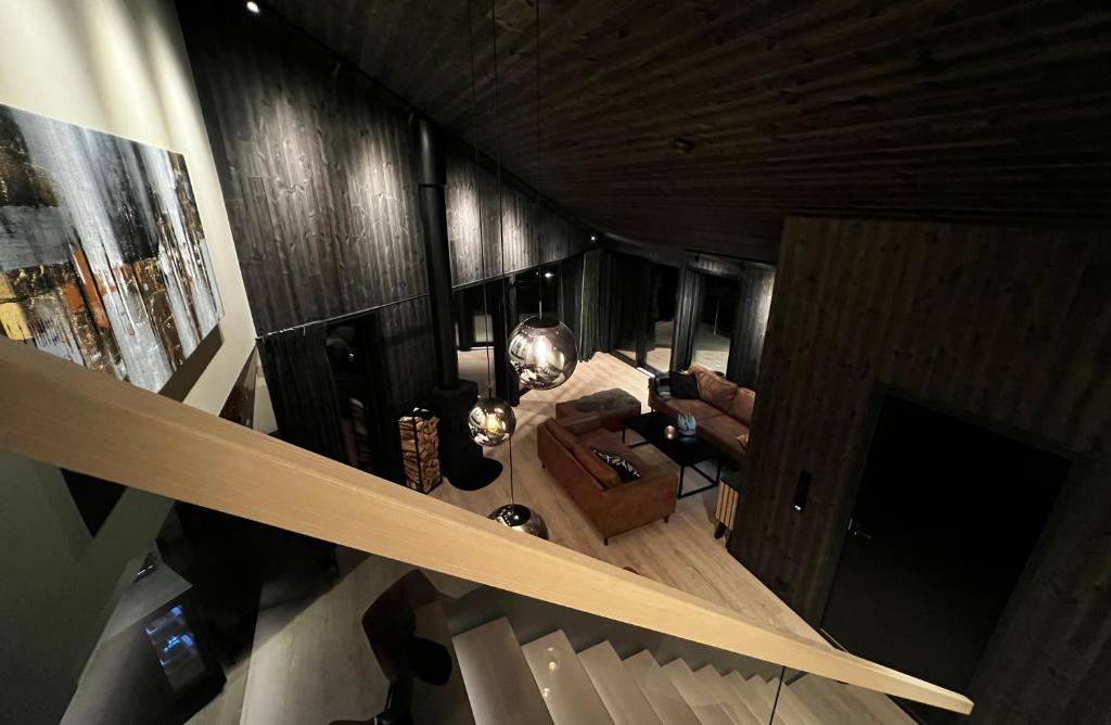Trilodge - Unique cabin with high standard, views, ski in & out, attractive location photo 3
