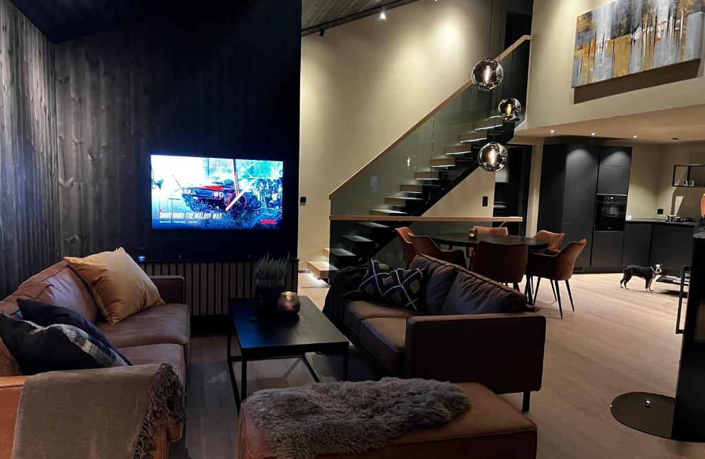Trilodge - Unique cabin with high standard, views, ski in & out, attractive location photo 2