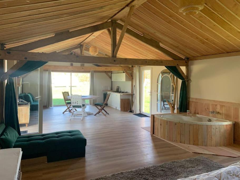Chalet en bois dans éco-gîte photo 3