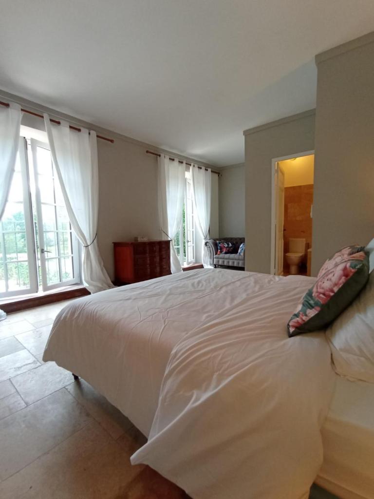 Domaine de La Barde guest rooms and suites. photo 2