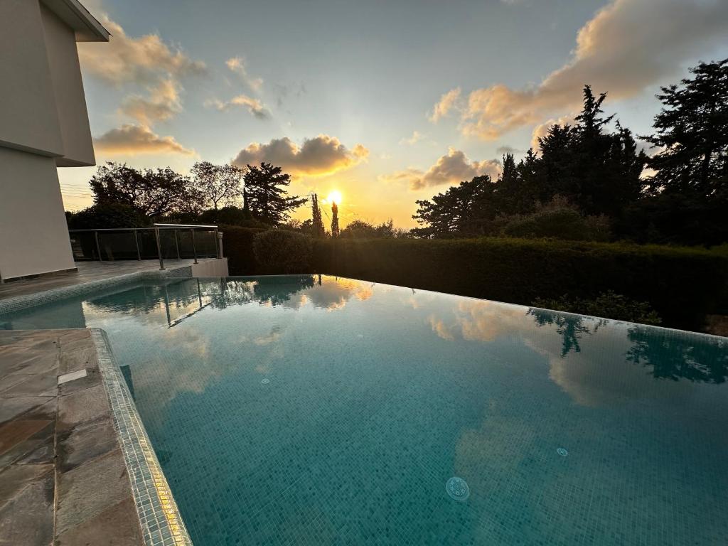 Sea View villa w infinity pool photo 3