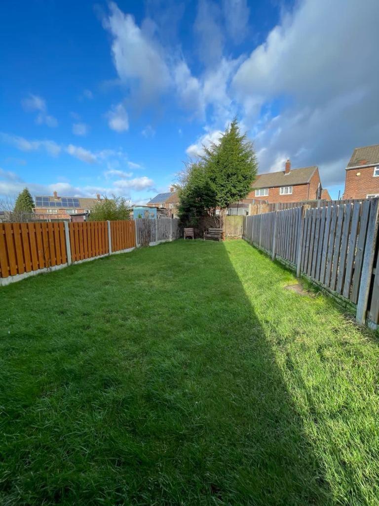 Stunning 3 bedrooms house with Garden and Free Parking photo 1