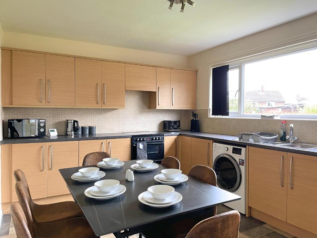 Stunning 3 bedrooms house with Garden and Free Parking photo 2
