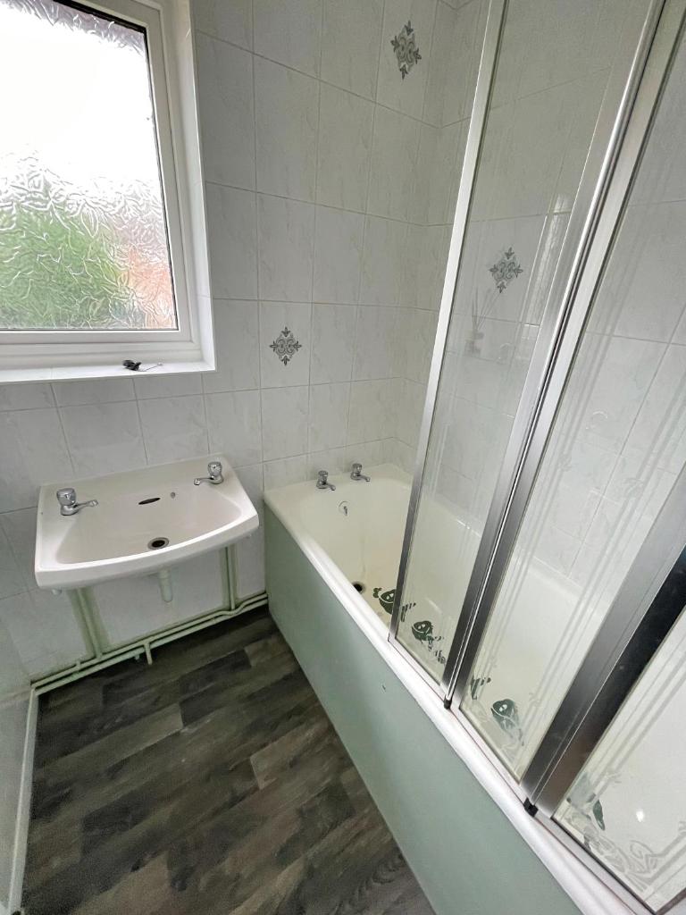 Stunning 3 bedrooms house with Garden and Free Parking photo 4