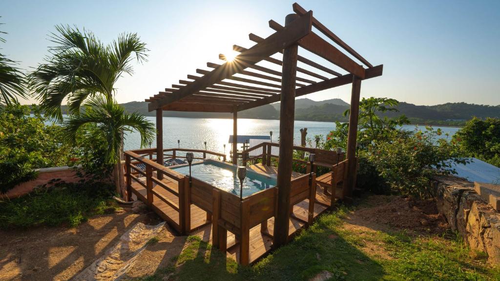 El Palacio Rosa on Blue Lagoon 3BR Beachfront Suite on pristine & quiet bay w incredible views photo 4