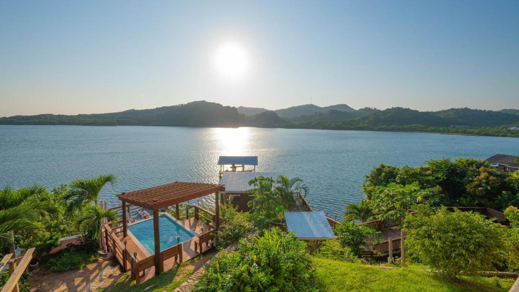 El Palacio Rosa on Blue Lagoon 3BR Beachfront Suite on pristine & quiet bay w incredible views photo 3