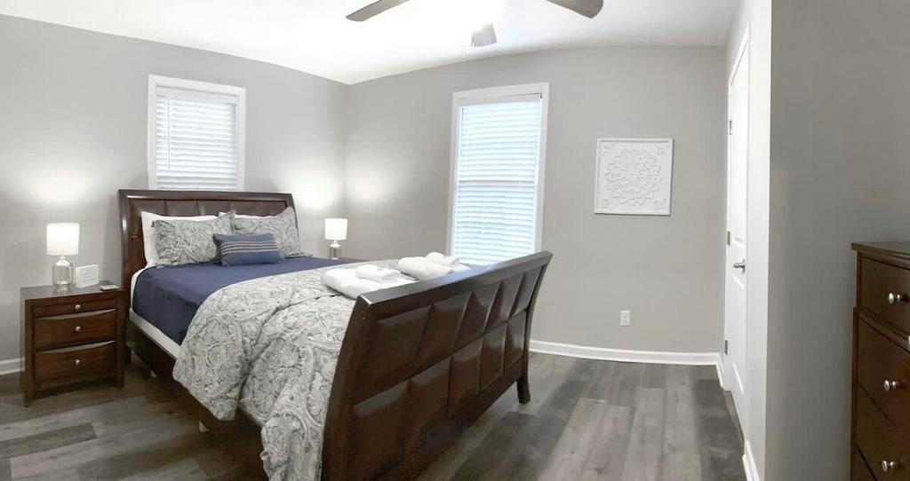 The Cottage House on the Blue Mile - Family Friendly, Close to GSU! photo 1