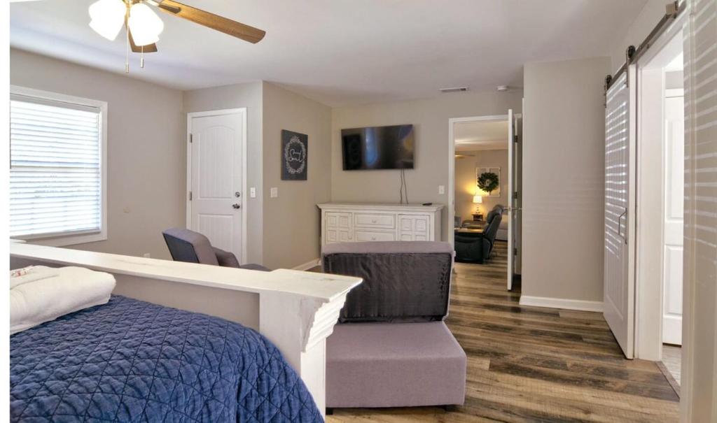 The Cottage House on the Blue Mile - Family Friendly, Close to GSU! photo 4