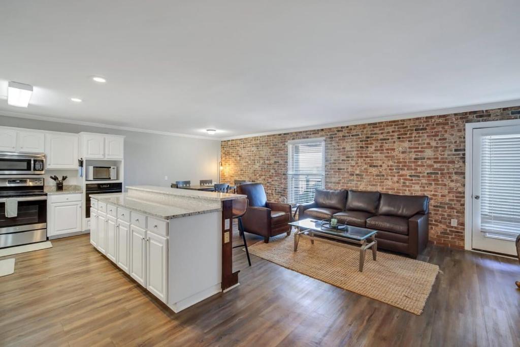 Eagle's Nest - Spacious Loft Downtown - Near GSU photo 3