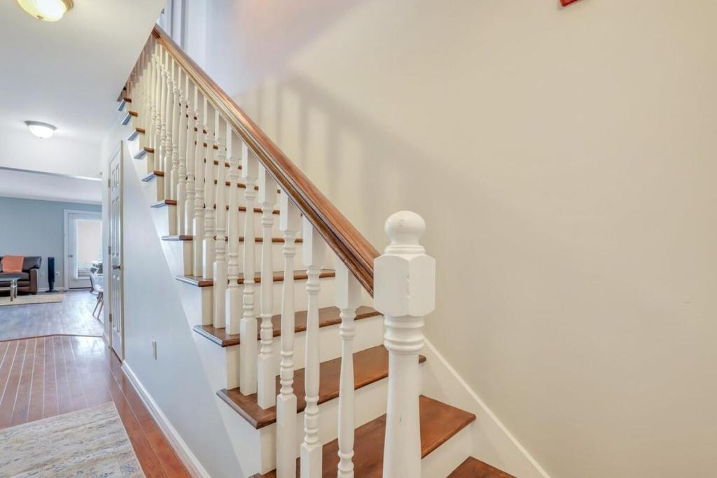 Eagle s Nest - Spacious Loft Downtown - Near GSU - Tap to explore photos