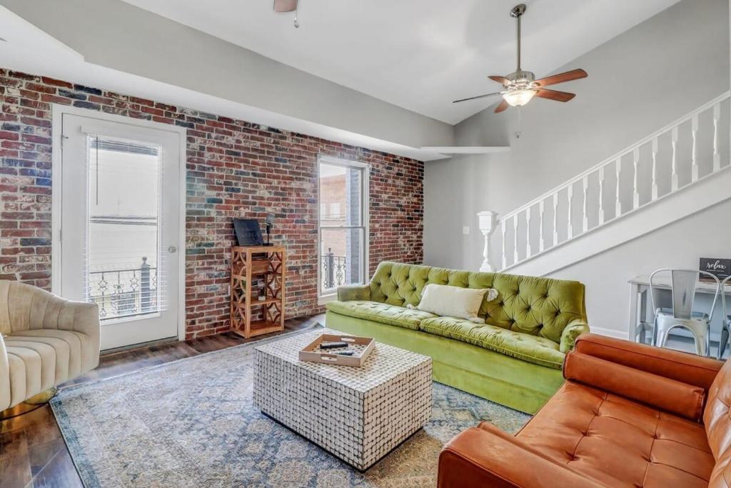 Eagle's Landing Loft-Downtown Above Bull & Barrel