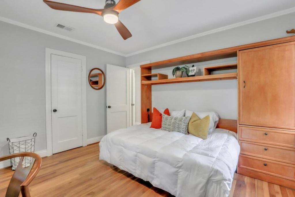 Mid-Century Bungalow - Blue Mile & Close to GSU photo 1