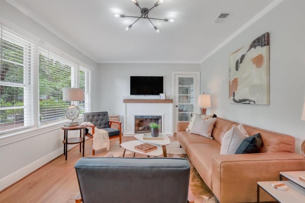 Mid-Century Bungalow - Blue Mile & Close to GSU photo 4