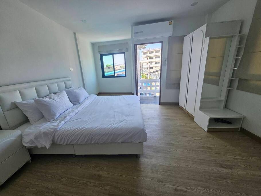 52PrivateHouse photo 3