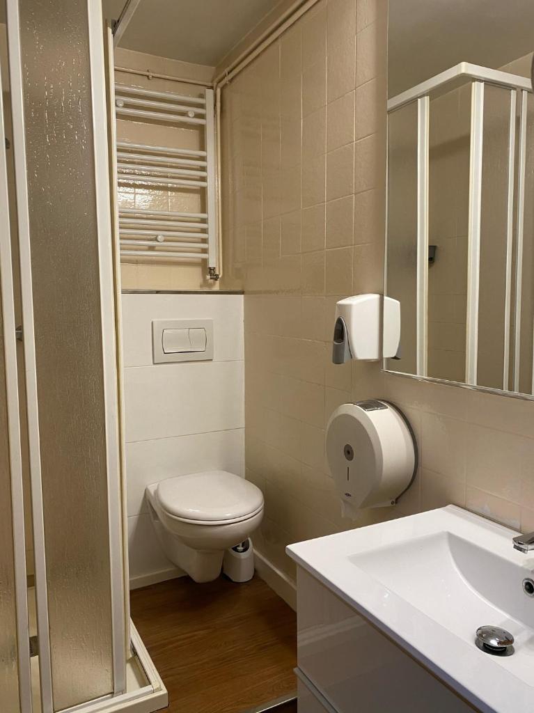 HOSTAL GALICIA CARDEDEU photo 1