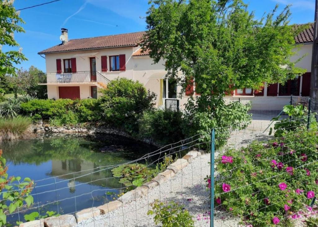 CHARMANT LOGEMENT ENTIER A LA CAMPAGNE photo 3