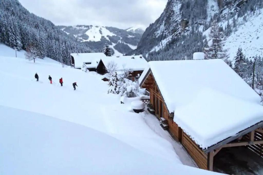 Captivating 9-Bed Chalet Morzine-Avoriaz photo 3
