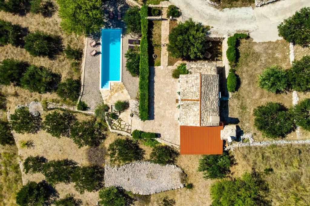 3 bedrooms house with private pool terrace and wifi at Lokva Rogoznica photo 2